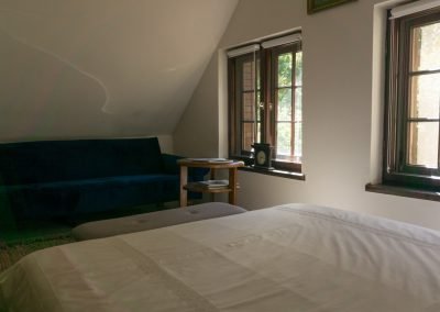 Aksamitna sofa w głównej sypialni