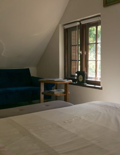 Aksamitna sofa w głównej sypialni