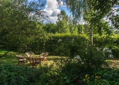 Miejsce na poranną kawę w ogrodzie