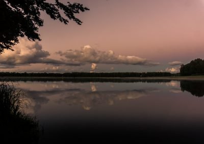 Zmrok zapadający na jeziorze Sitno