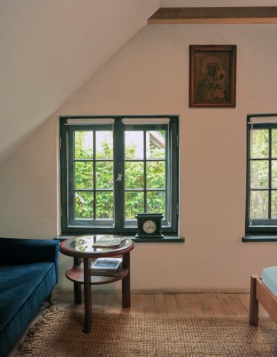 Aksamitna sofa w głównej sypialni