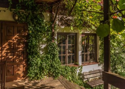 Widok na dom z tarasu