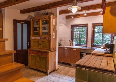 Kuchnia i drzwi do łazienki