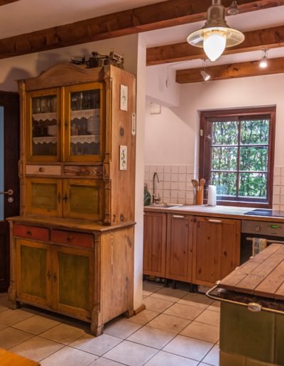 Kuchnia i drzwi do łazienki