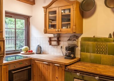 w pełni wyposażona kuchnia, stary kaflowy piec dla dekoracji