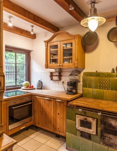 w pełni wyposażona kuchnia, stary kaflowy piec dla dekoracji