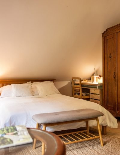 Głowna sypialnia z antyczną szafą