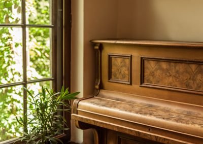Stare pianino w salonie
