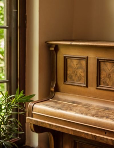 Stare pianino w salonie